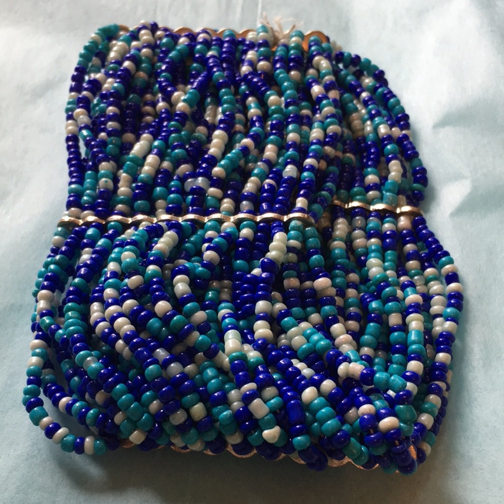 Beautiful vintage blue and white beaded stretch bracelet, excellent condition!